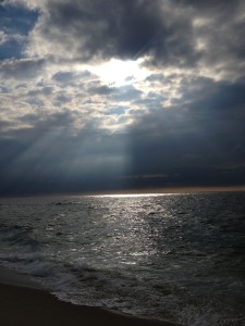 Bild: Sonnenstrahlen brechen durch die Wolken auf das Meer